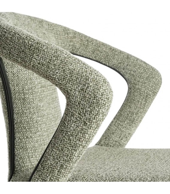 Silla tapizada en chenilla verde claro con diseño curvo y cómodo.5