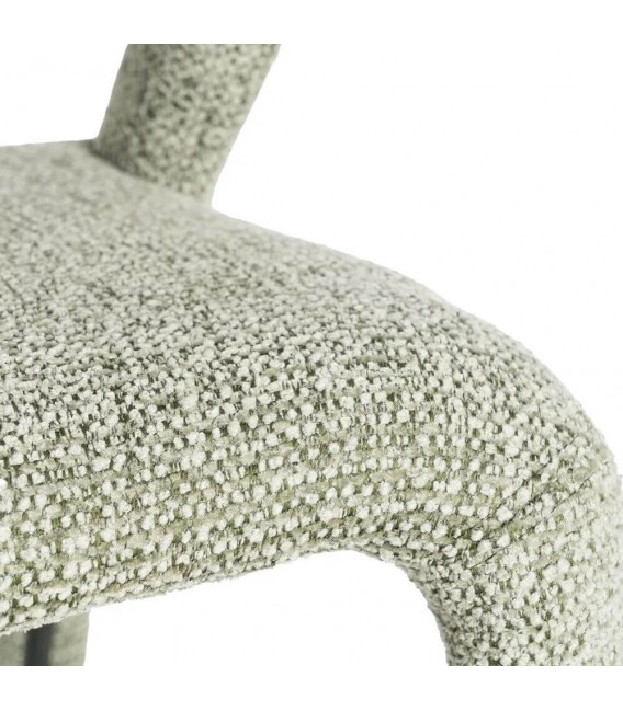 Silla tapizada en chenilla verde claro con diseño curvo y cómodo.6