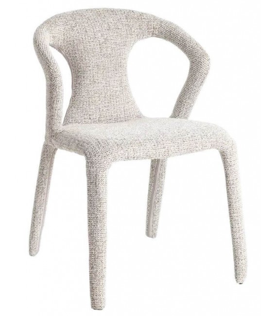 Silla tapizada chenilla blanco roto con estructura metálica.