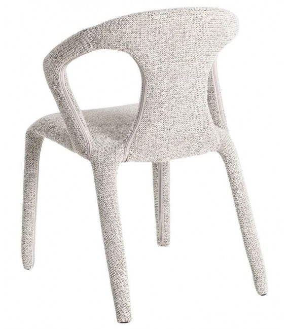 Silla tapizada chenilla blanco roto con estructura metálica.3