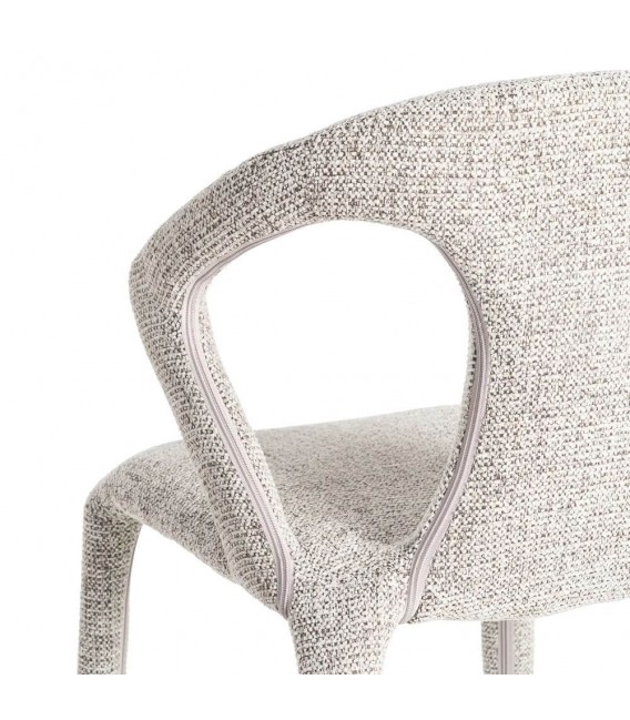 Silla tapizada chenilla blanco roto con estructura metálica.4