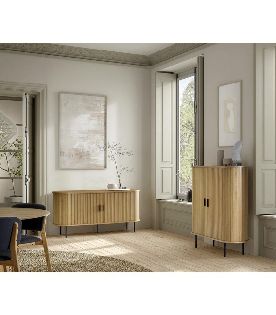 Aparador moderno de roble natural con patas negras de metal. 1