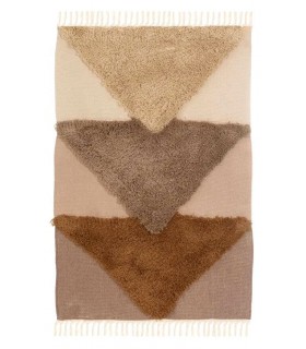 Alfombra boho con triángulos marrón ocre y blanco roto.