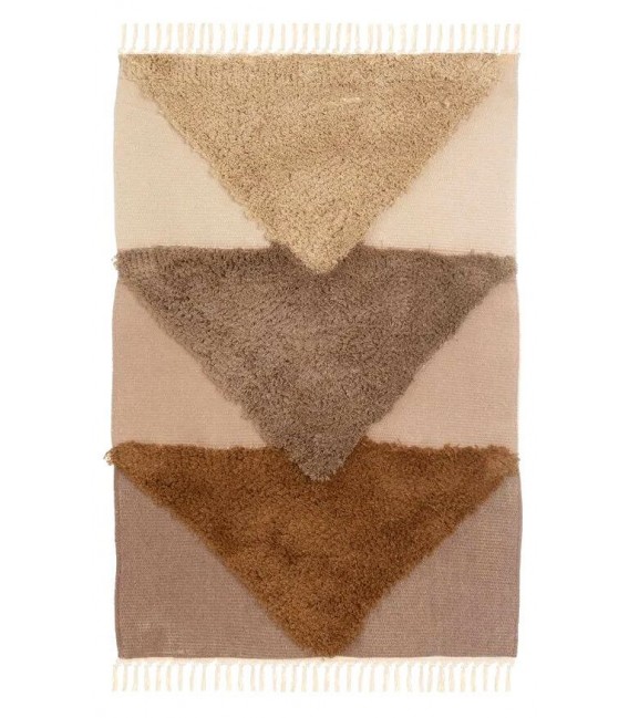 Alfombra boho con triángulos marrón ocre y blanco roto.