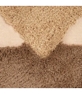 Alfombra boho con triángulos marrón ocre y blanco roto. 1