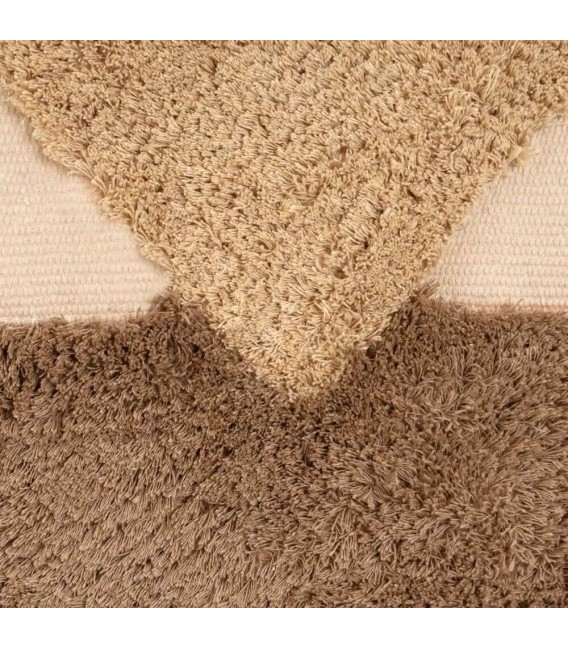 Alfombra boho con triángulos marrón ocre y blanco roto. 1