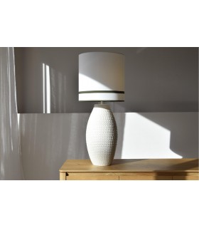 Lámpara sobremesa XL cerámica blanca con pantalla textil.
