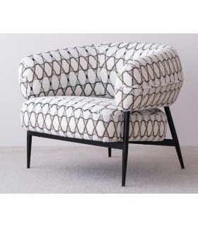 Butaca moderna bouclé blanco negro y marrón con patas negras.