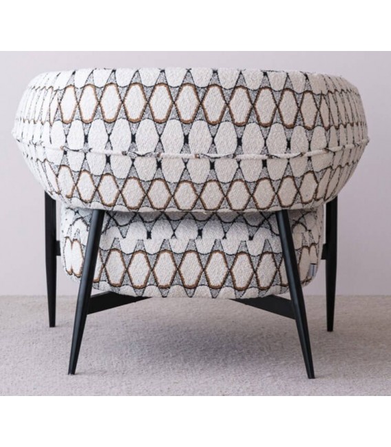 Butaca moderna bouclé blanco negro y marrón con patas negras. 3