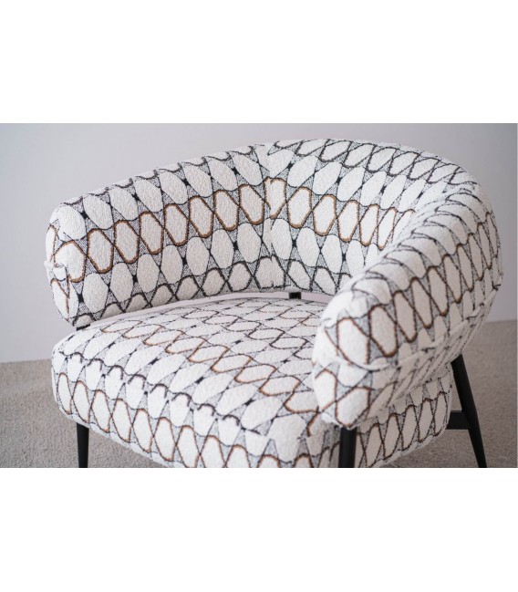 Butaca moderna bouclé blanco negro y marrón con patas negras. 4