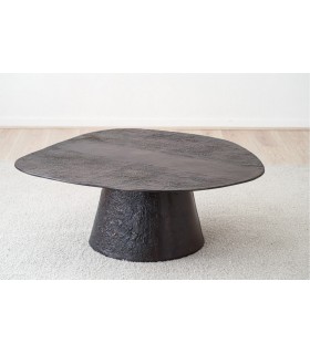 Mesa de centro contemporánea metal acabado óxido tapa irregular.