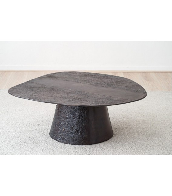 Mesa de centro contemporánea metal acabado óxido tapa irregular.