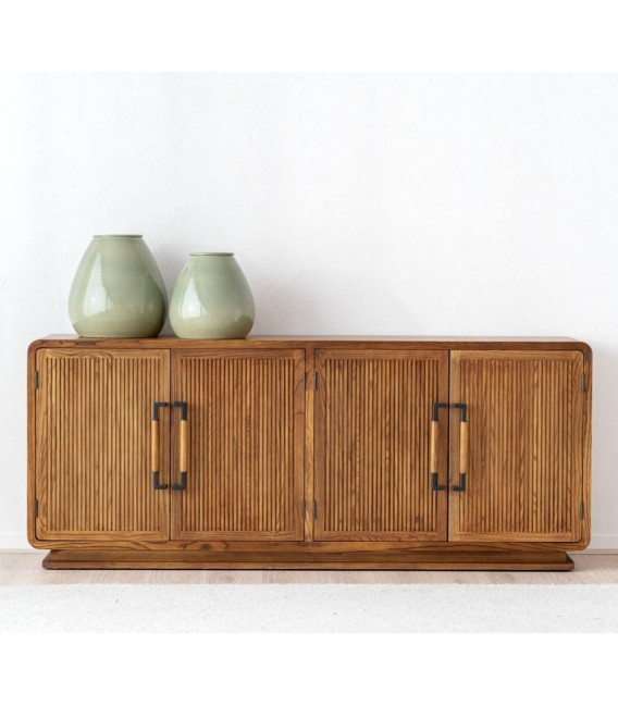 Aparador japandi de fresno miel con tiradores negros satinados.