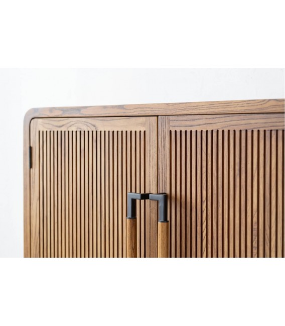 Aparador japandi de fresno miel con tiradores negros satinados. 3