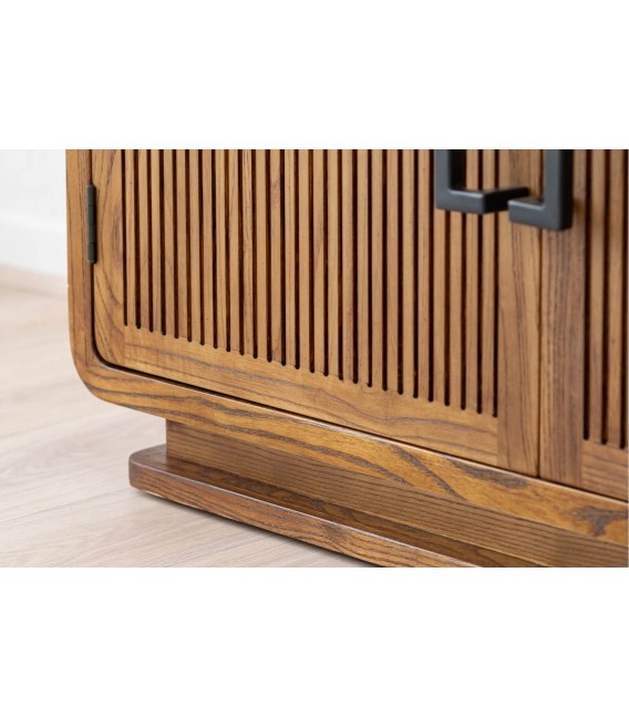 Aparador japandi de fresno miel con tiradores negros satinados. 7