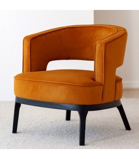 Butaca art decó en terciopelo mostaza con patas negras de fresno.