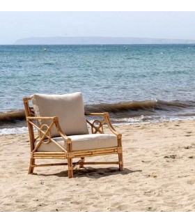 Butaca ratán natural con cojines beige estilo boho artesanal. Mdmhogar