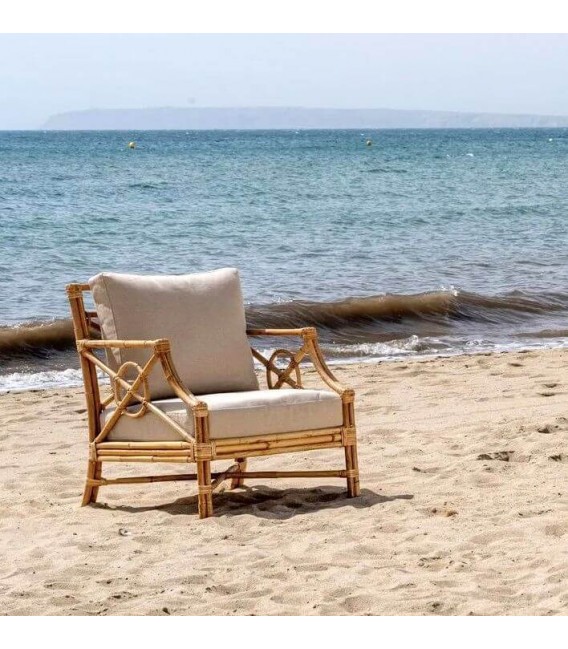 Butaca ratán natural con cojines beige estilo boho artesanal. Mdmhogar