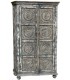Armario alacena madera gris tallada étnico con estantes interiores.