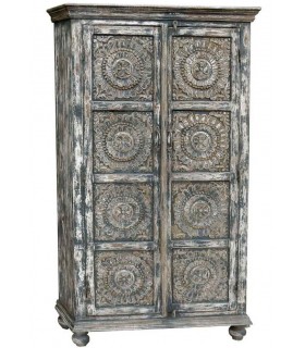 Armario alacena madera gris tallada étnico con estantes interiores.