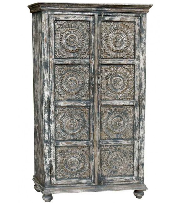 Armario alacena madera gris tallada étnico con estantes interiores.