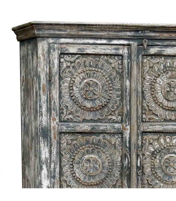 Armario alacena madera gris tallada étnico con estantes interiores. 2