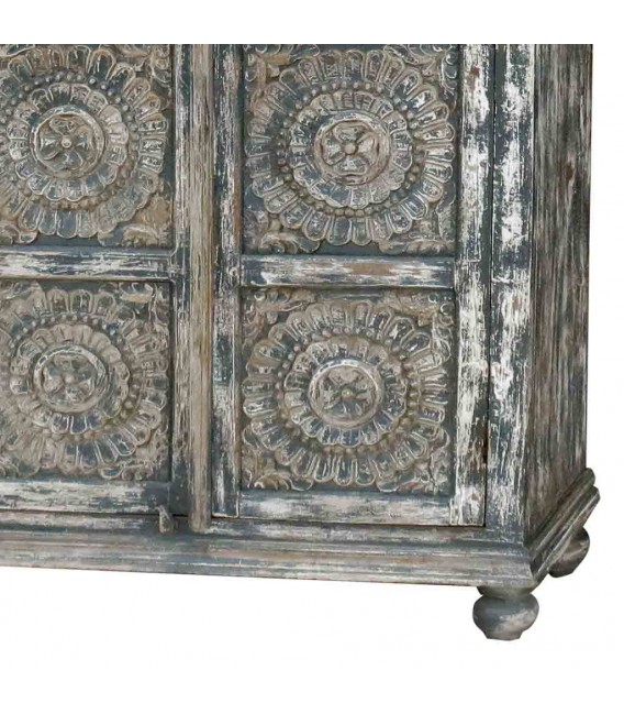 Armario alacena madera gris tallada étnico con estantes interiores. 4