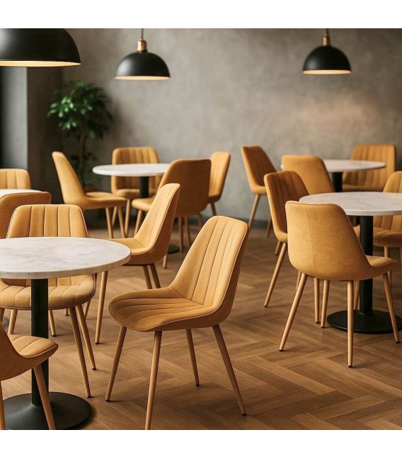 Silla tapizada contemporánea en tejido camel con patas de hierro. Mdmhogar