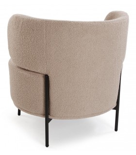 Butaca pequeña en bouclé color topo con patas de metal negro moderna. 1