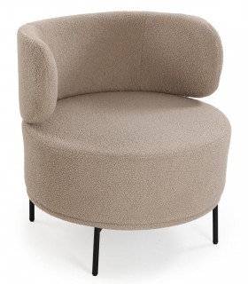 Butaca pequeña en bouclé color topo con patas de metal negro moderna.