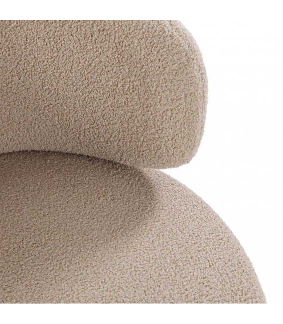 Butaca pequeña en bouclé color topo con patas de metal negro moderna. 2