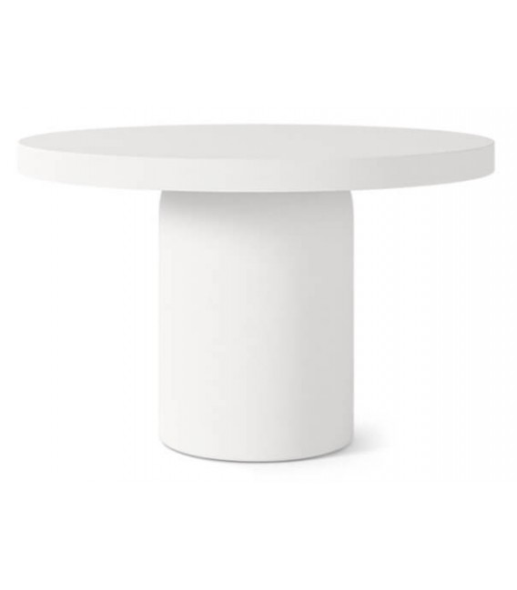 Mesa redonda blanca de microcemento, estilo ibicenco natural.