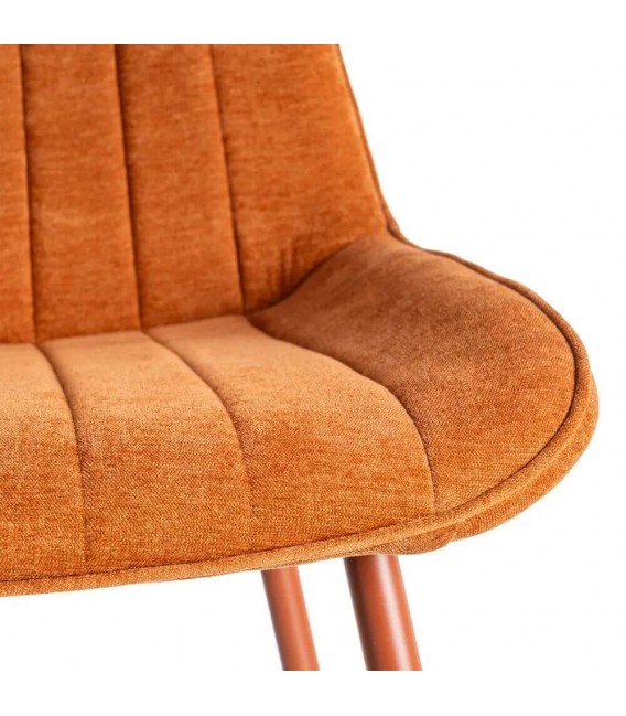 Silla tapizada verde contemporánea con patas metálicas finas. 5