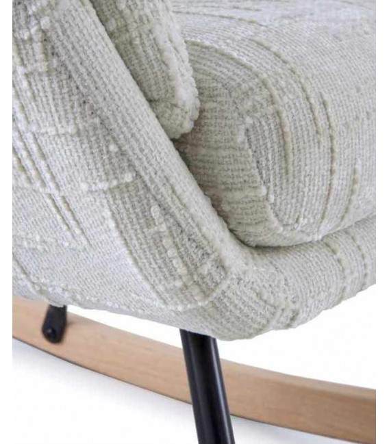 Sillón mecedora nórdico en chenilla blanca y madera natural. 4