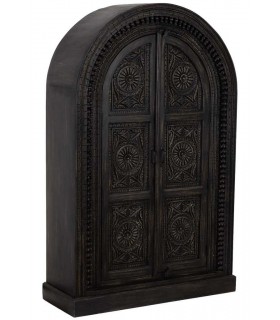Armario étnico tallado negro con puertas arqueadas y estantes.