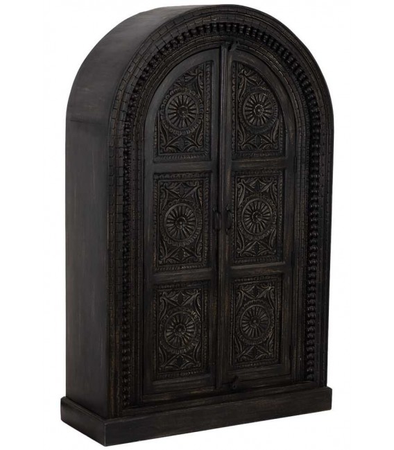 Armario étnico tallado negro con puertas arqueadas y estantes.