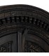 Armario étnico tallado negro con puertas arqueadas y estantes. 4