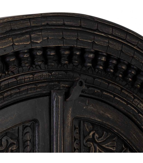 Armario étnico tallado negro con puertas arqueadas y estantes. 4