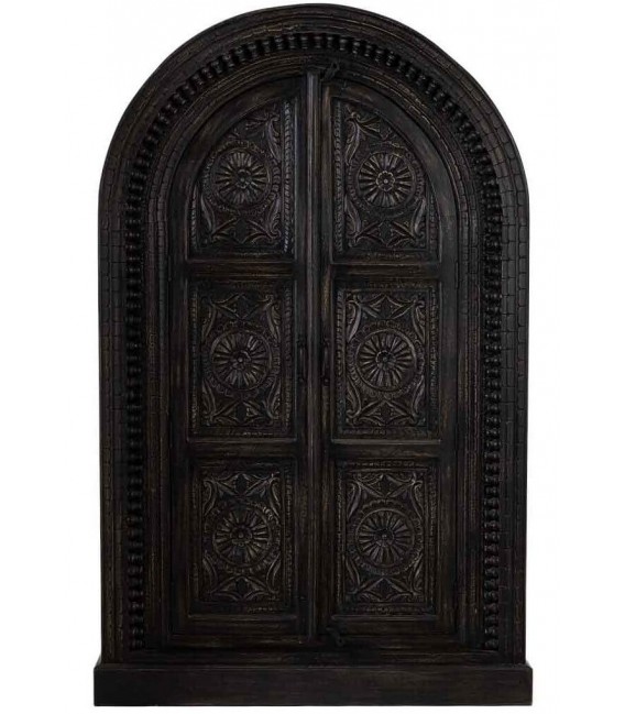 Armario étnico tallado negro con puertas arqueadas y estantes. 1
