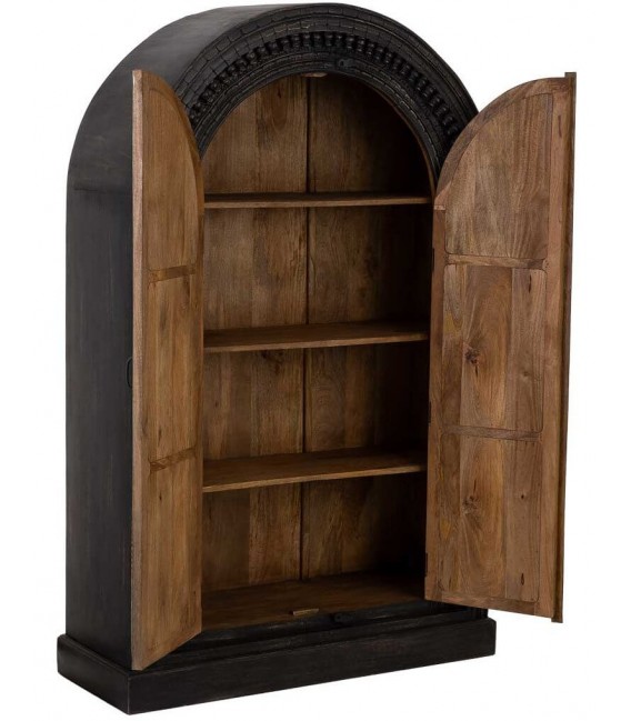 Armario étnico tallado negro con puertas arqueadas y estantes. 2