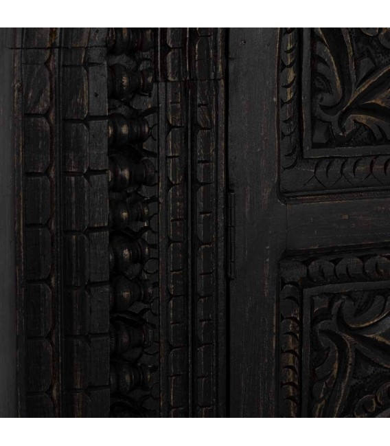 Armario étnico tallado negro con puertas arqueadas y estantes. 6