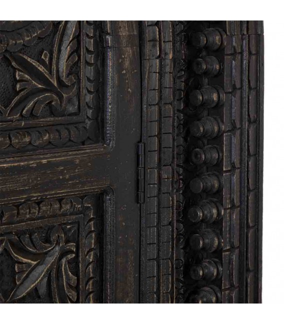 Armario étnico tallado negro con puertas arqueadas y estantes. 7