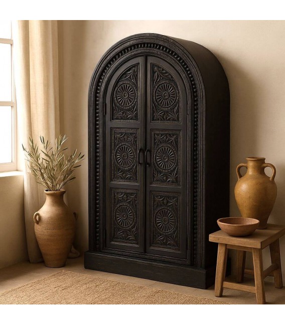 Armario étnico tallado negro con puertas arqueadas y estantes. Mdmhogar
