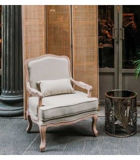 Butaca clásica de madera natural con tapizado beige elegante. Mdmhogar