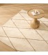 Alfombra de algodón blanca con rombos marrones estilo boho.