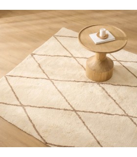 Alfombra de algodón blanca con rombos marrones estilo boho.