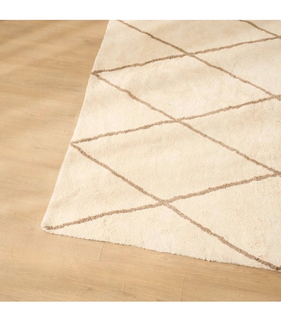 Alfombra de algodón blanca con rombos marrones estilo boho. 1