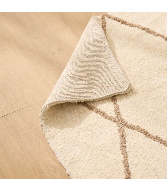 Alfombra de algodón blanca con rombos marrones estilo boho. 2
