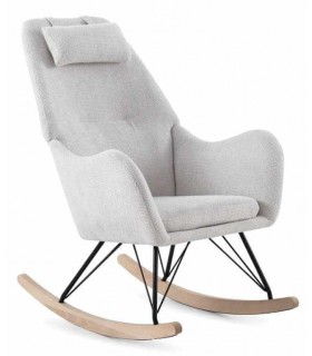 Sillón mecedora nórdico madera natural y tela chenilla blanca.