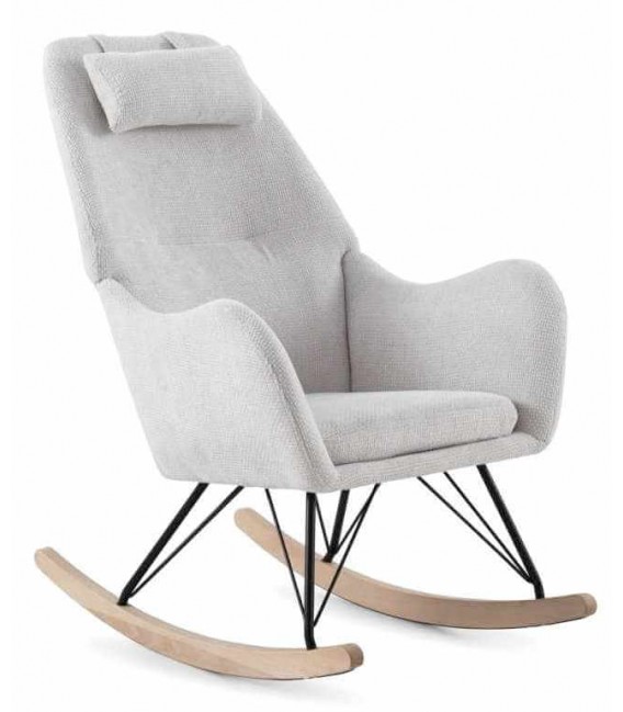 Sillón mecedora nórdico madera natural y tela chenilla blanca.